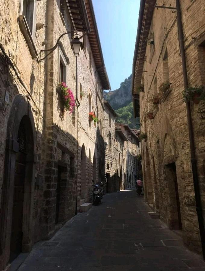 Apartmán La Dimora Di Pietra Gubbio Exteriér fotografie