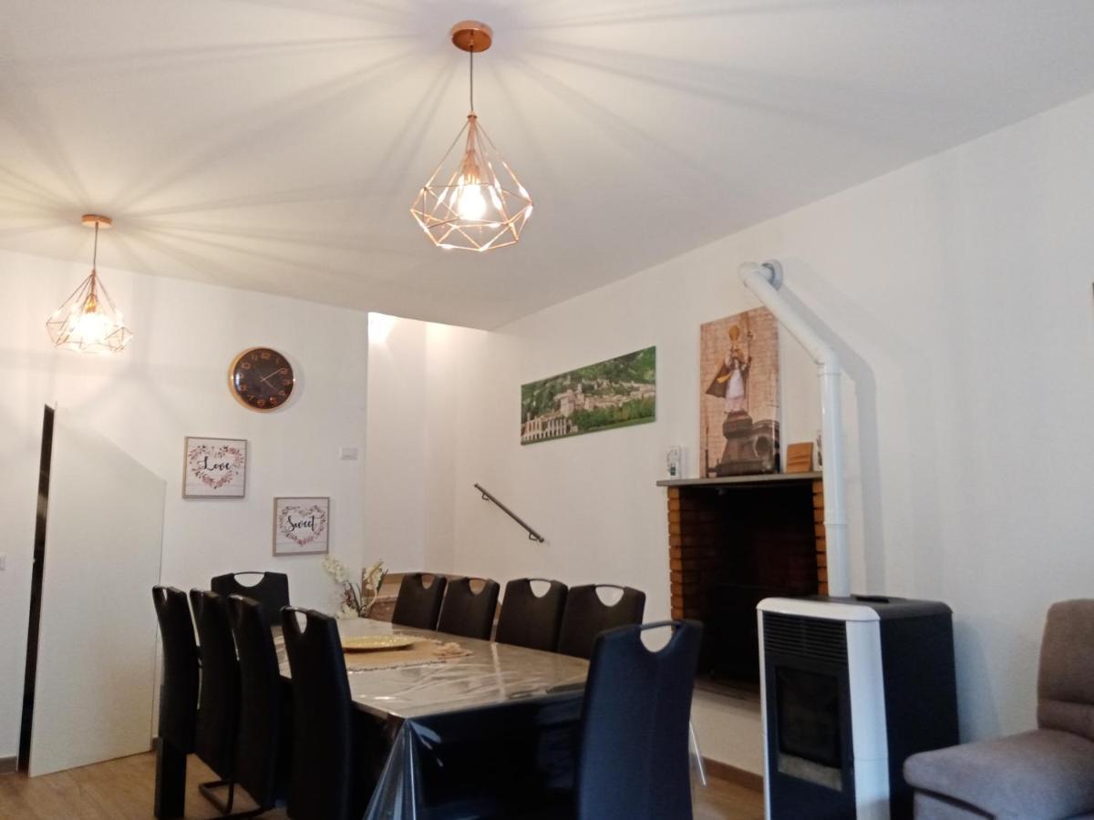 Apartmán La Dimora Di Pietra Gubbio Exteriér fotografie