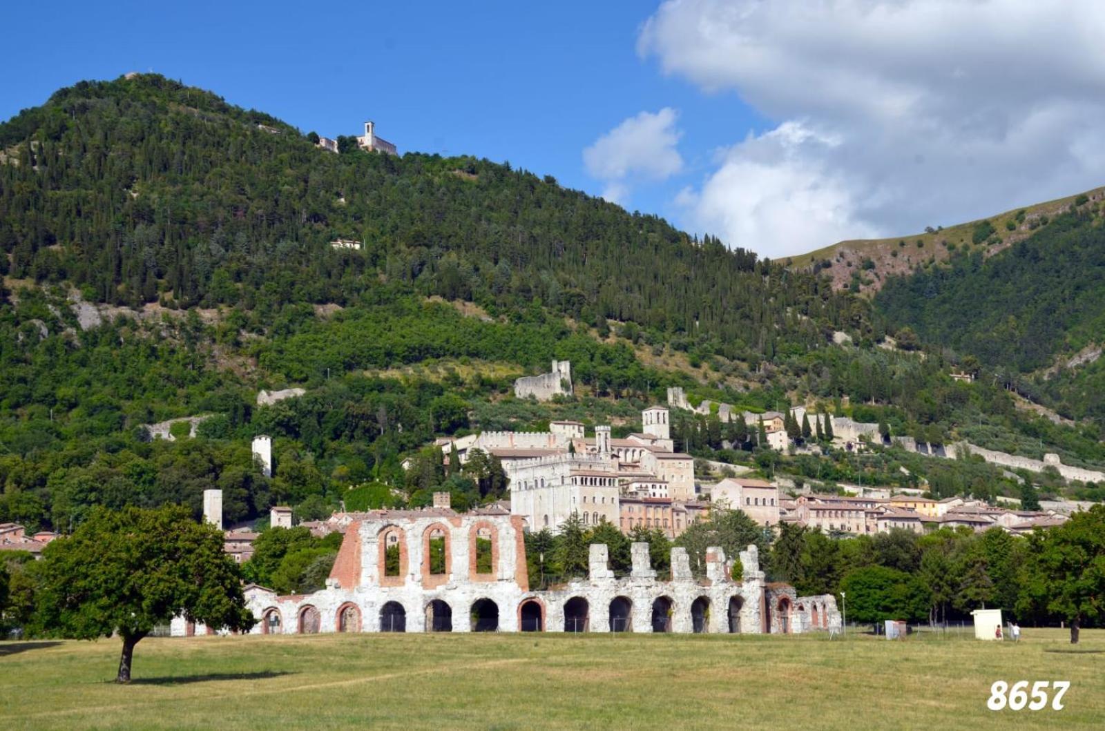 Apartmán La Dimora Di Pietra Gubbio Exteriér fotografie