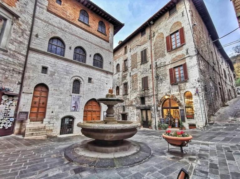 Apartmán La Dimora Di Pietra Gubbio Exteriér fotografie